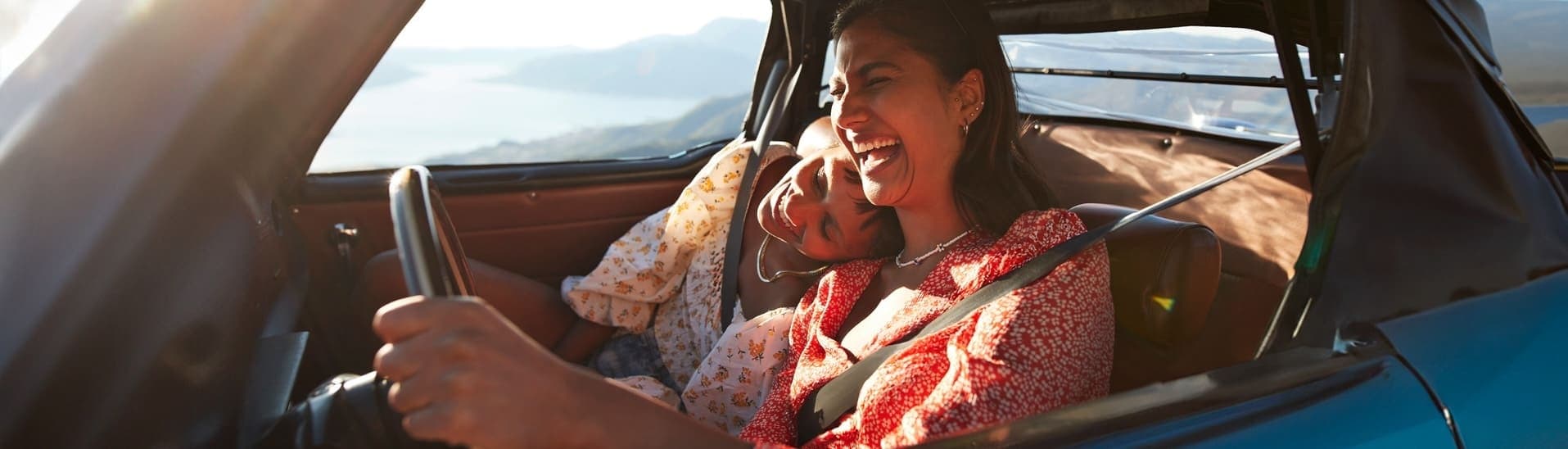 Couple heureux en voiture avec vue sur la mer